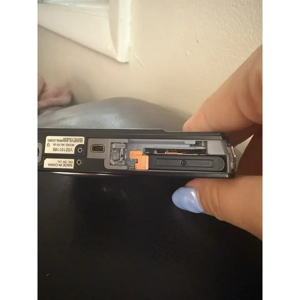 OLYMPUS FE-20 8.0 Megapixel Digital Camera, Powers On, FOR PARTS